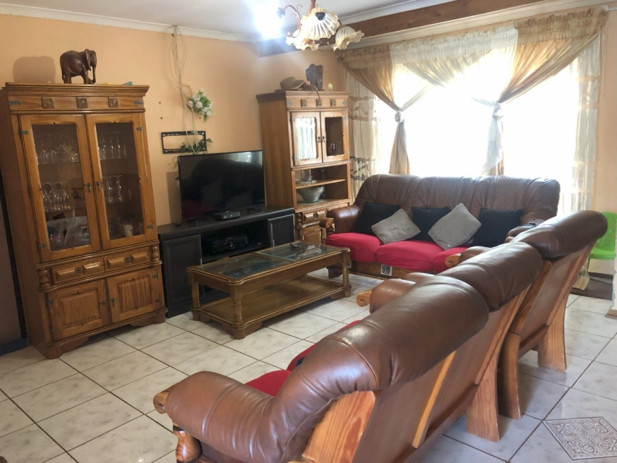 4 Bedroom Property for Sale in Molifi Tau Kloof Free State